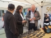 Begutachtung der Jubiläumsmesser durch Armin